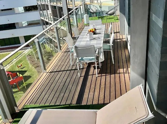 Superbe Spacieux Avec Terrasse Vue Piscine *