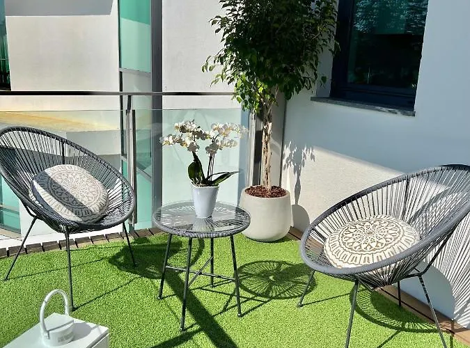 Superbe Spacieux Avec Terrasse Vue Piscine *