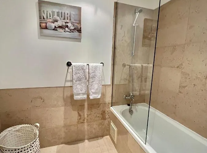 Superbe Spacieux Avec Terrasse Vue Piscine Apartamento