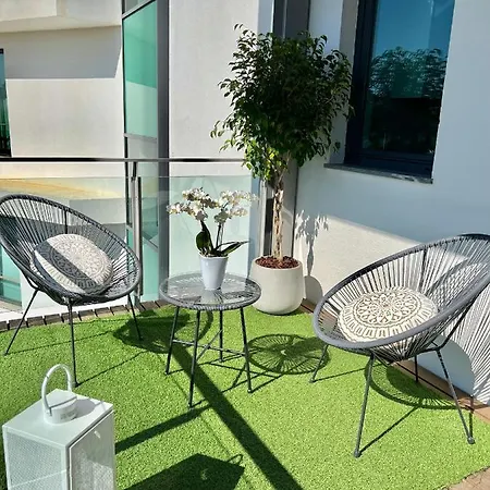 Superbe Spacieux Avec Terrasse Vue Piscine *