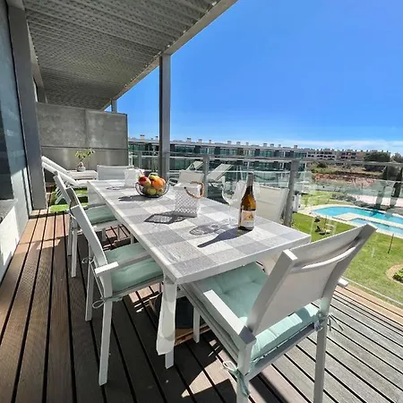Superbe Spacieux Avec Terrasse Vue Piscine Appartamento *